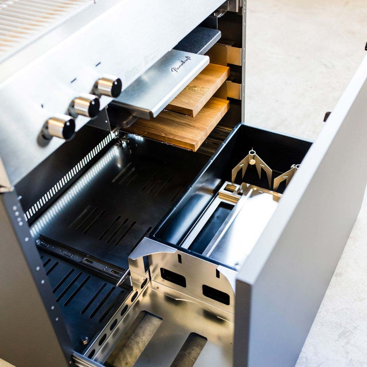 Flammkraft Gasgrill Block D Gen.5 Elfenbeinschwarz - Grillstar.deFlammkraft Gasgrill Block D Gen.5 ElfenbeinschwarzFlammkraftGrillstar.deD07E50EU0039067432752
