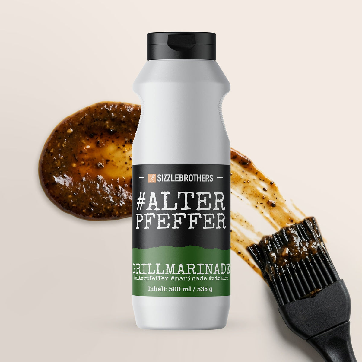 Sizzle Brothers Alter Pfeffer Marinade 500 ml in weißer Flasche, daneben ein Marinadenstrich und ein Backpinsel